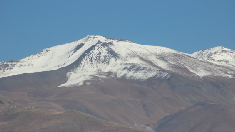Erzincan'ın yüksek kesimleri mevsimin ilk karıyla beyaza büründü