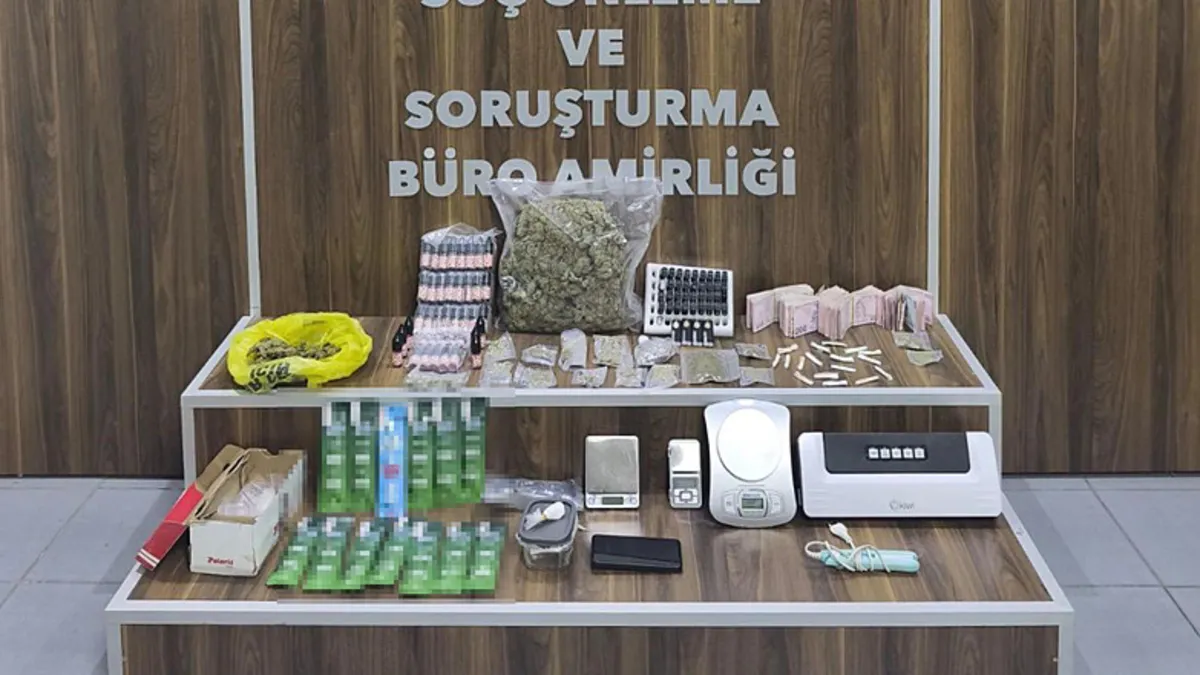 İzmir'de uyuşturucu tacirlerine operasyon! 2 şüpheli gözaltına alındı