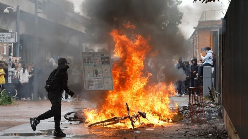 Fransa'da eğitim sistemine yönelik protestolarda 400'den fazla kişi gözaltına alındı