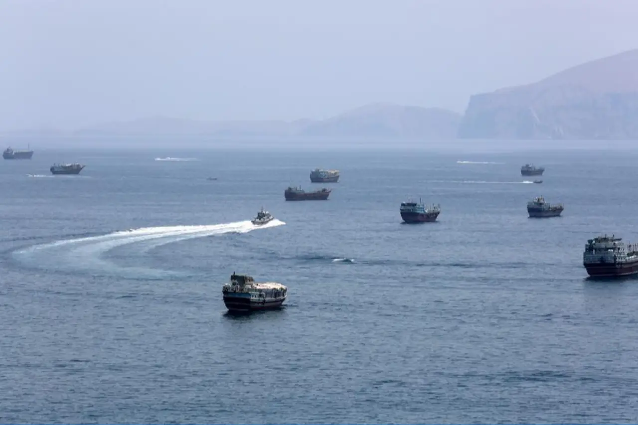 Umman'da bir tanker kaynağı bilinmeyen mühimmatla vuruldu