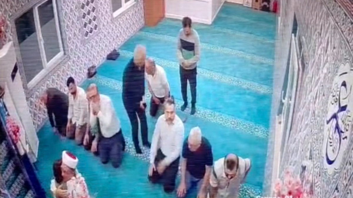 Trabzon'da hocasını özledi: Akşam namazında camiye koştu
