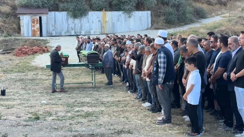 Babadan iki oğluna en zor son görev: Cenaze namazlarını kıldırdı