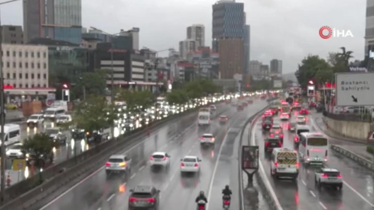 Yağış trafiği felç etti: Anadolu Yakası'nda yoğunluk yüzde 78
