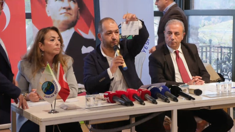 Adalar seçiminde Yeni Partililerin tuhaf sesler çıkardıkları görüldü