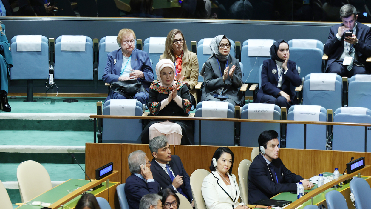 Emine Erdoğan'dan "kullan-at" kültürüne çağrı: Uzun ömürlü ve dayanıklı ürünlere geçmeliyiz