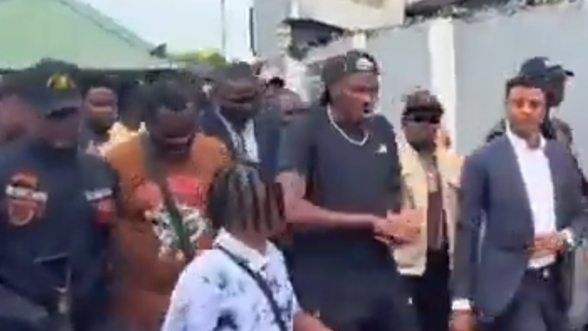 Silahlı korumalarla gezdi! Victor Osimhen, mahallesini ziyaret etti