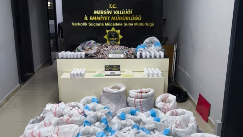 Mersin'de minibüsten çıkan binlerce hapa 2 tutuklama