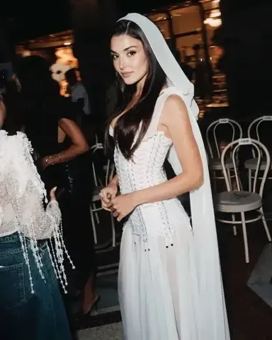 Milano’yu salladı! Beyaz elbisesiyle adeta büyüledi: Hande Erçel'in o pozlarına yorum yağdı