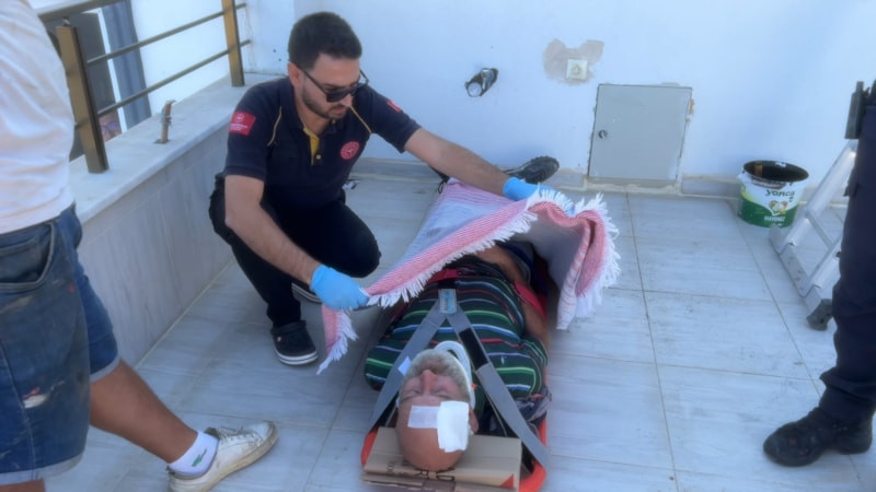 Bursa'da tadilat sırasında balkona düşen işçi yaralandı