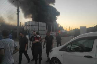 Esenyurt'ta oto lastikçide çıkan yangın 6 iş yerinde hasara yol açtı