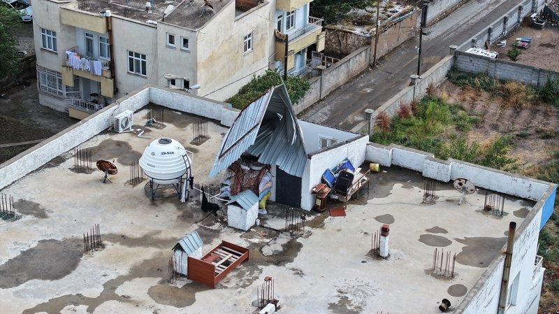 Diyarbakır'da fırtına alarmı! Minare devrildi çatılar uçtu