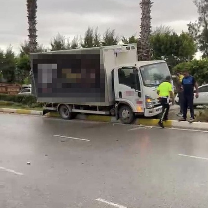 Antalya'da direksiyon başında fenalaşan sürücü refüje çıktı