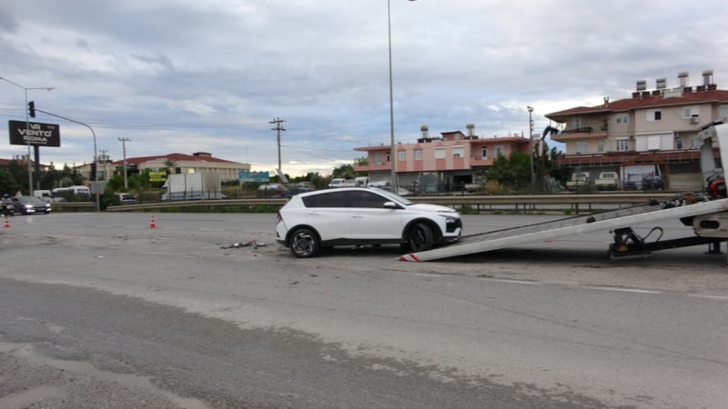 Antalya'da otomobil havada takla attıktan sonra tekerlerinin üzerine düştü