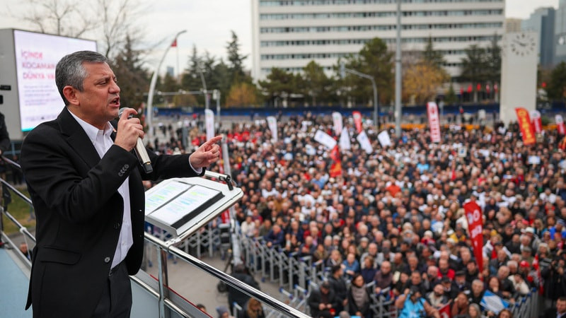 İzmir'de CHP'li belediye başkanları AK Parti'ye katıldı: Muhalefette Özgür Özel'e tepki