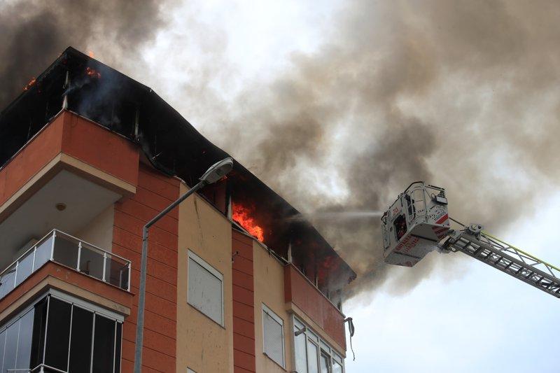 Yürekleri ağza getiren yangın! Kiracı polis merkezine götürüldü