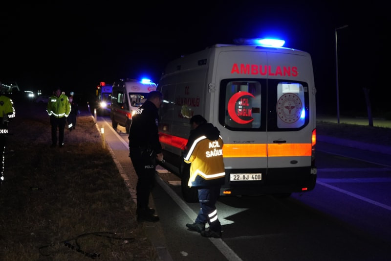 Edirne'de alkollü sürücünün kullandığı otomobil metrelerce savrularak taklalar attı: 3 yaralı