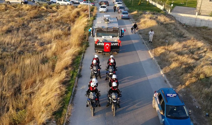 Şehit polisin oğluna unutulmaz sünnet düğünü: Babasının adını taşıyan TOMA ile gitti