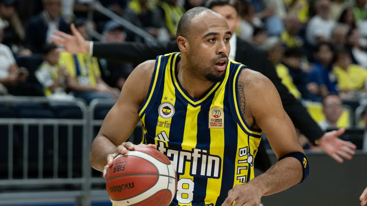 Shane Larkin bir ilki yaşadı: Fenerbahçe Tarfin evinde kazandı!
