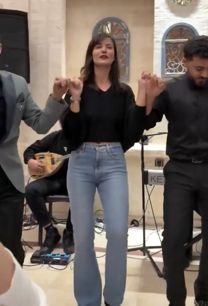Mardin'de gönlünce eğlendi! Pınar Deniz halay çekti, şarkı söyledi