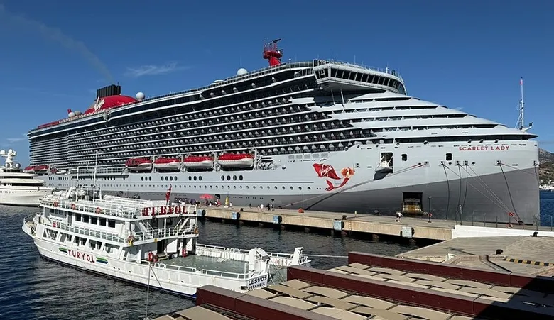 "Scarlet Lady" Bodurm'da! 2 bin 637 turist getirdi