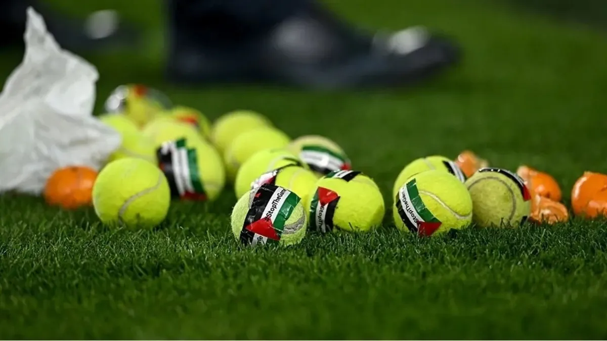 İrlandalı taraftarlardan Filistin bayraklı tenis toplarıyla İsrail protestosu