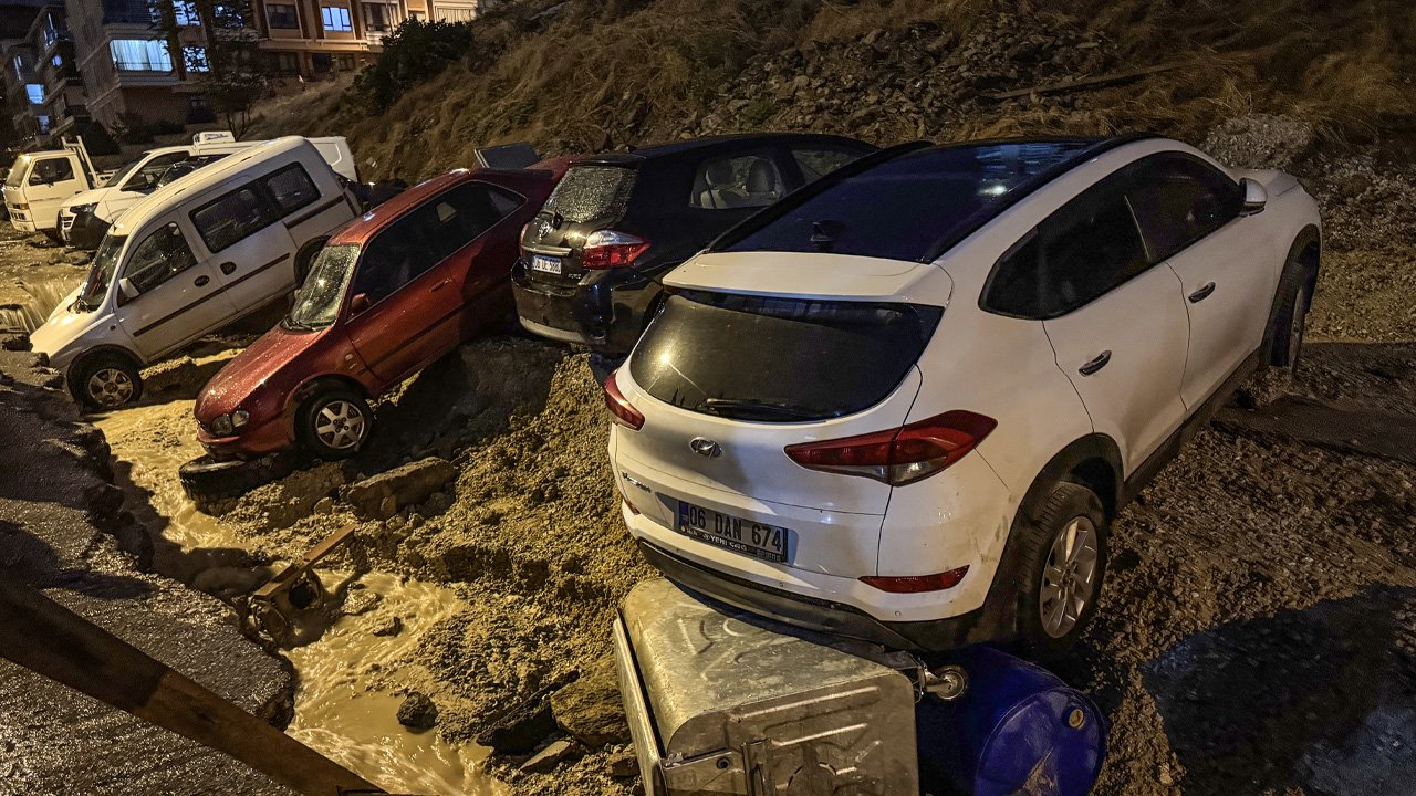 Başkentte sağanak! Yollar göle döndü, araçlar mahsur kaldı
