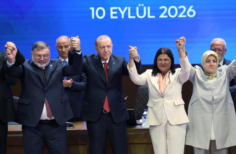 İzmir'de CHP'li belediye başkanları AK Parti'ye katıldı: Muhalefette Özgür Özel'e tepki