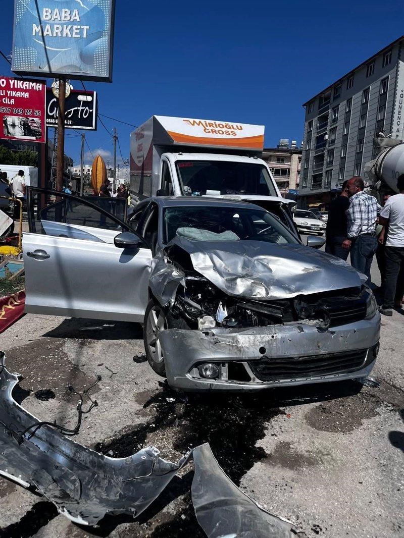 Saniyeler içinde ezilmekten kurtuldu! Kamyonet otomobile ok gibi saplandı