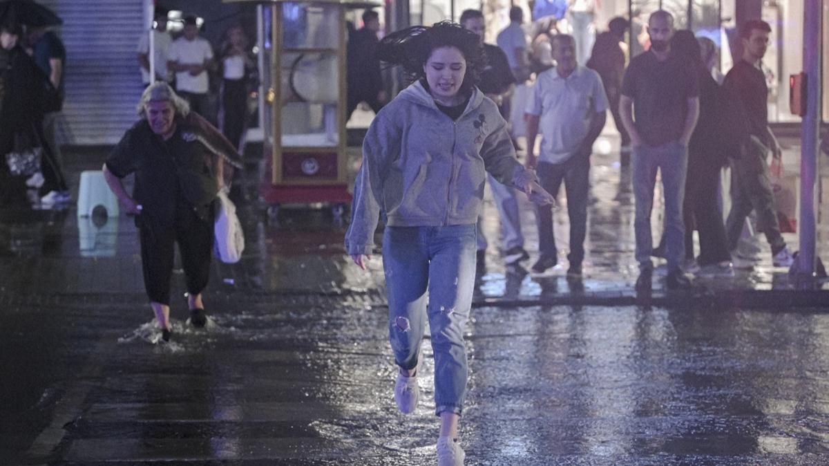 Ankara'da yine aynı manzara! Sağanak nedeniyle sokaklar göle döndü