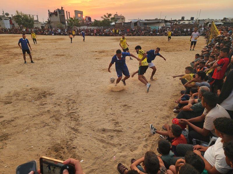 Gazze'de yerinden edilen futbolcular çadırlar arasında dostluk maçı yaptı