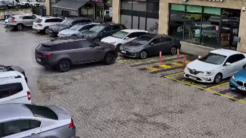 İstanbul Çekmeköy'de 2 aracın kafeye girdiği kaza kamerada