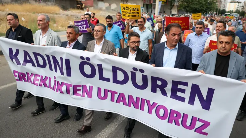 Diyarbakır'da erkekler, kadın cinayetlerine karşı yürüdü: 'Kadını öldüren erkeklikten utanıyoruz'