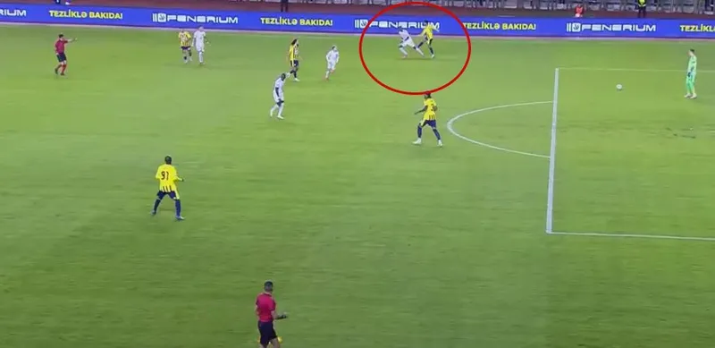 Mason Greenwood Turan Tovuz maçında direkt kırmızı kart gördü!