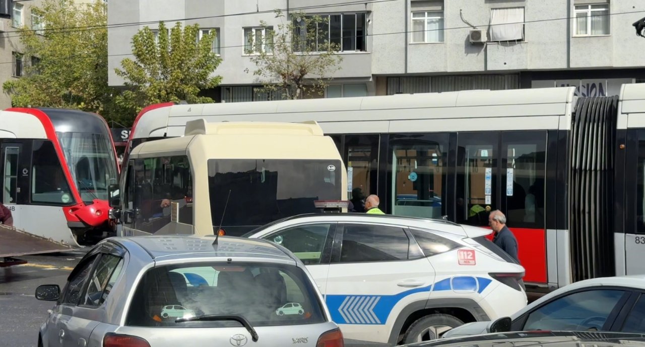 İstanbul'da tramvay, minibüse çarptı! Yaralılar var