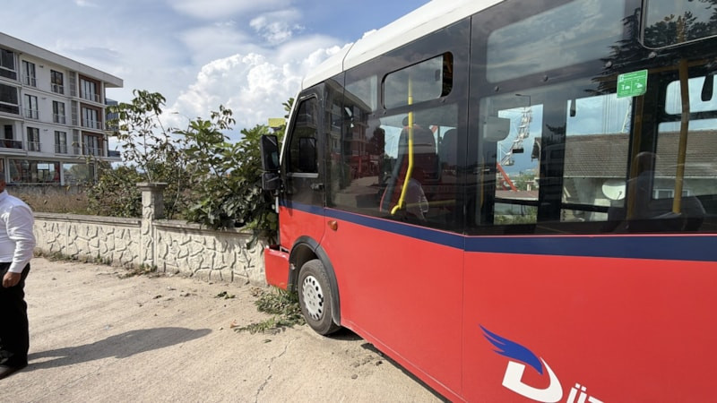 Düzce'de köpeklere çarpmamak için manevra yapan otobüs, duvara çarptı