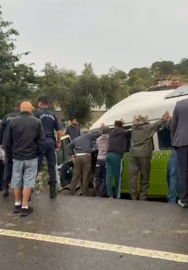 Çanakkale'de devrilen minibüsün sürücüsü öldü