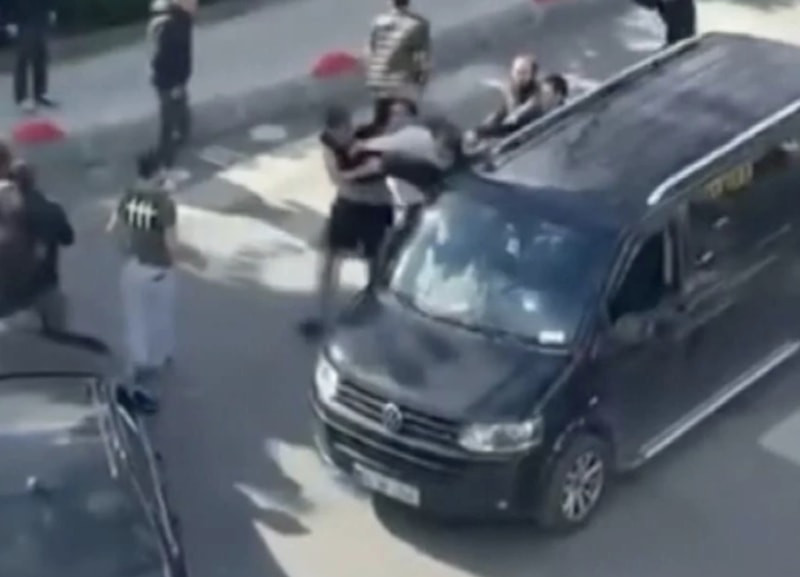 İstanbul'da iki sürücü arasında yol verme kavgası yaşandı