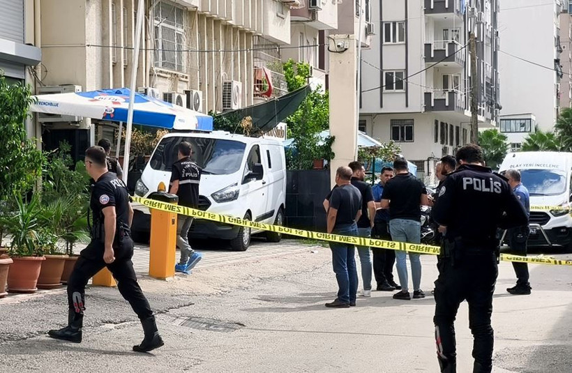 İş yeri önünde silahlı saldırıya uğradı: Kuyumcu kurşunların hedfi oldu