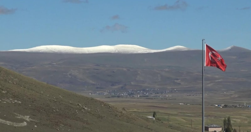 Ardahan'ın yüksek kesimlerine kar yağdı