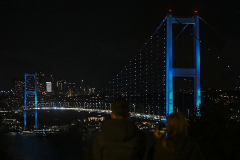 15 Temmuz Şehitler Köprüsü, Türk Dünyası Günü’nde turkuaza büründü