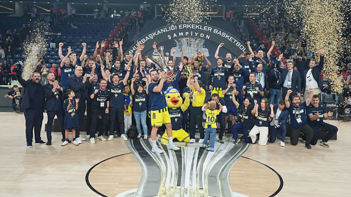 Beşiktaş'ı mağlup eden Fenerbahçe Tarfin Cumhurbaşkanlığı Kupası'nı kazandı!