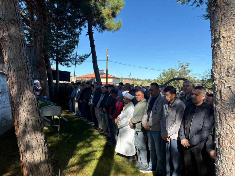 Evladından babasına son görevi: Kıbrıs Gazisinin cenazesini imam oğlu kıldırdı