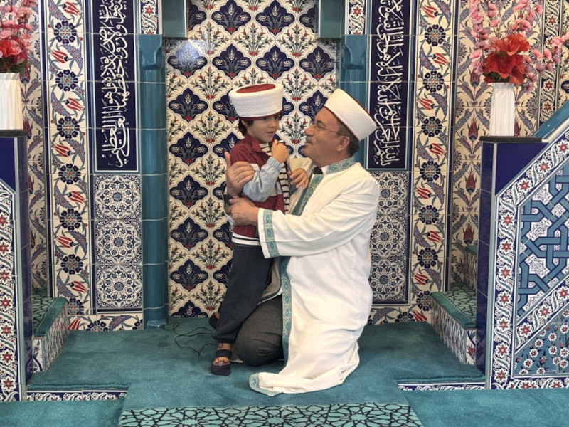 Trabzon'da hocasını özledi: Akşam namazında camiye koştu