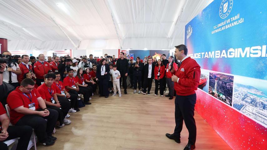Bakan Bayraktar, TEKNOFEST Güneydoğu’da gençlere seslendi: Türkiye, sizlerle beraber enerjide bağımsız bir ülke olacak