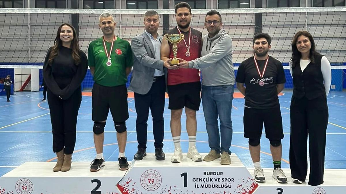 Sağlık çalışanları voleybol turnuvasında mücadele etti