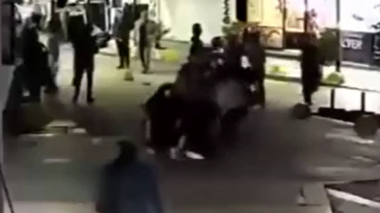 Anne ve kızını cadde ortasında darbettiler: 'Annemi bırakın!'