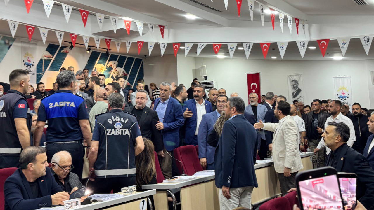 Çiğli Belediye Meclisi'nde gerginlik... CHP ve YENİ Partililer, AKP'ye geçen Yıldız'ı protesto etti