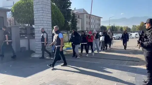 Masaj salonlarına fuhuş operasyonu: 5 tutuklama