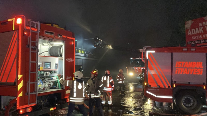 İstanbul'da lastikçi dükkanında yangın çıktı