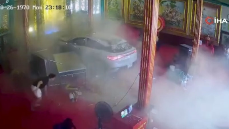 Tayland’da tapınağa araç daldı: 3 yaralı